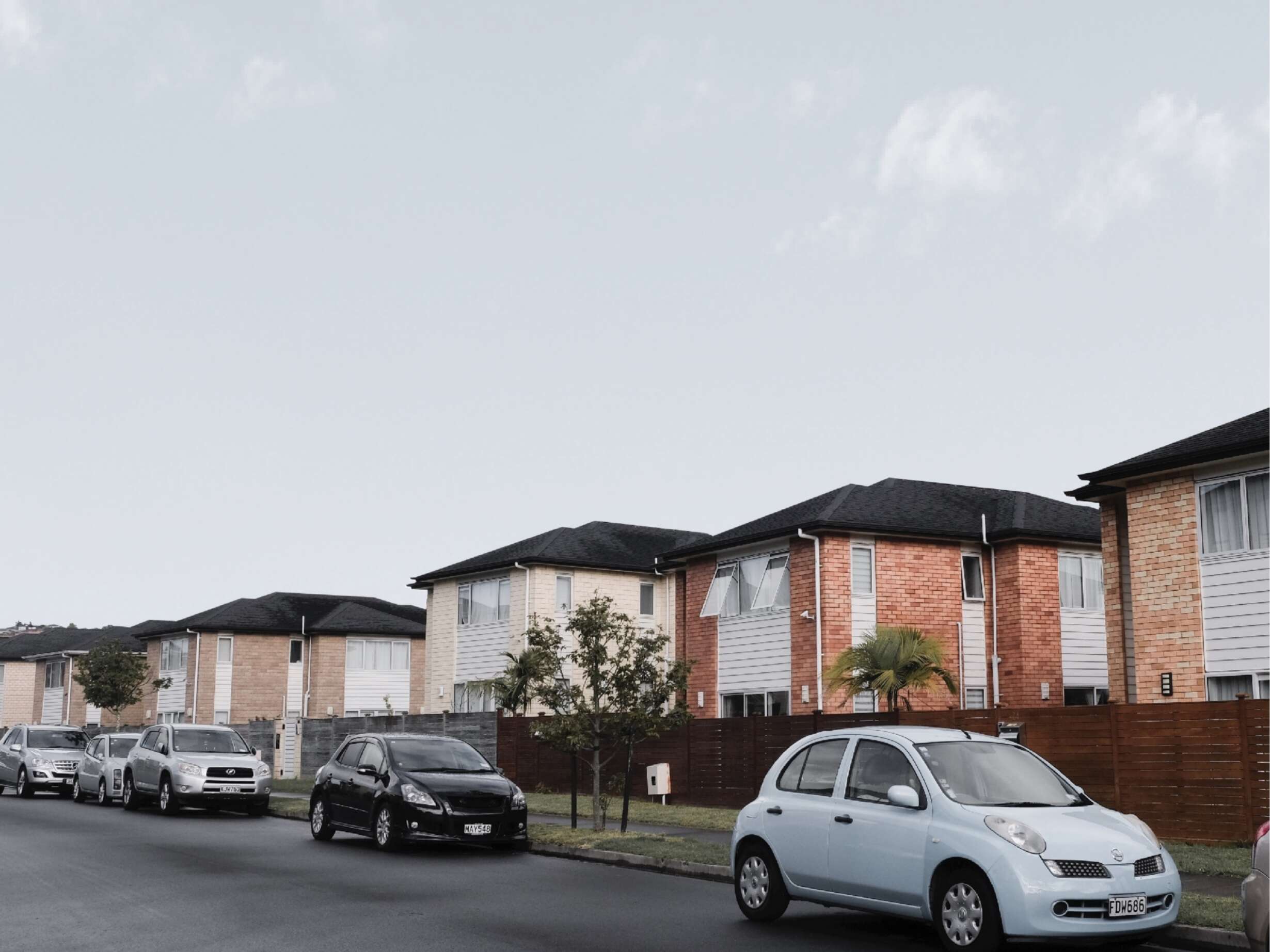 Sohlue Place : a streetscape dominated by the replicated economic formula of the detached dwelling